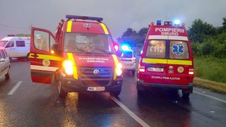 Un autoturism a fost izbit frontal de un alt autovehicul. Trei persoane au fost rănite