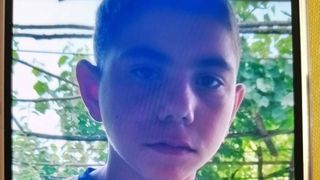 Alexandru a plecat de acasă și nu s-a mai &icirc;ntors! Sunați imediat la 112 dacă &icirc;l vedeți