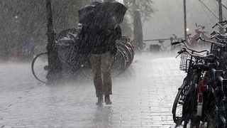 Alertă de fenomene meteo periculoase în Capitală! A fost emis RO-Alert: „Evitați deplasările și luați măsuri de adăpostire și autoprotecție!”