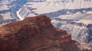 Un turist a căzut în gol de la 4.000 de metri înălțime de pe pasarela Skywalk a Marelui Canion