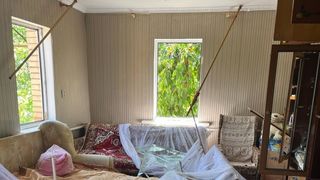 FOTO - &bdquo;Mamă, nu mai avem casă!&rdquo; Un copil ucrainean a fost găsit &icirc;n pivnița casei, speriat, după un atac rusesc. Locuința sa a fost distrusă de rachete