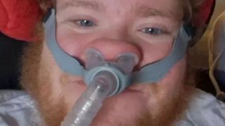„O să mă lăsați să mor?” Reacția emoționantă unui tânăr de doar 20 de ani atunci când a aflat că nu mai are mult de trăit. A fost diagnosticat cu o boală rară și a suferit 200 de intervenții