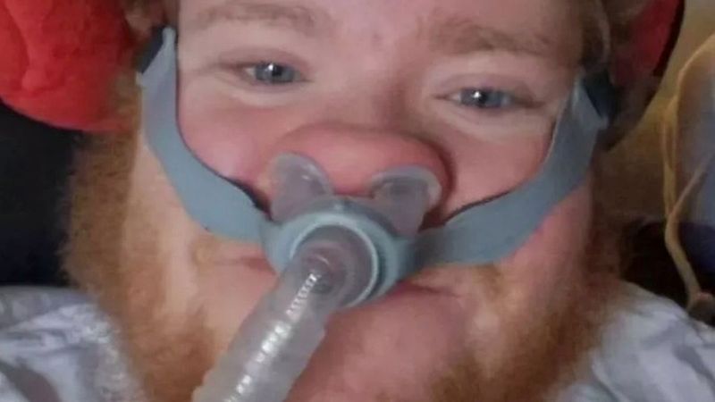 „O să mă lăsați să mor?” Reacția emoționantă unui tânăr de doar 20 de ani atunci când a aflat că nu mai are mult de trăit. A fost diagnosticat cu o boală rară și a suferit 200 de intervenții