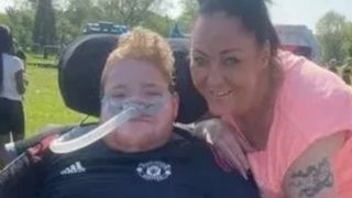 „O să mă lăsați să mor?” Reacția emoționantă unui tânăr de doar 20 de ani atunci când a aflat că nu mai are mult de trăit. A fost diagnosticat cu o boală rară și a suferit 200 de intervenții