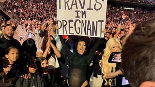 VIDEO - Surpriză în timp real: Kourtney Kardashian și-a anunțat soțul în timpul unui concert că este însărcinată