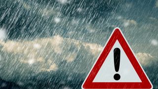 VIDEO - Ploile fac prăpăd în România. Trafic rutier îngreunat și copaci căzuți în Argeș, în urma furtunilor