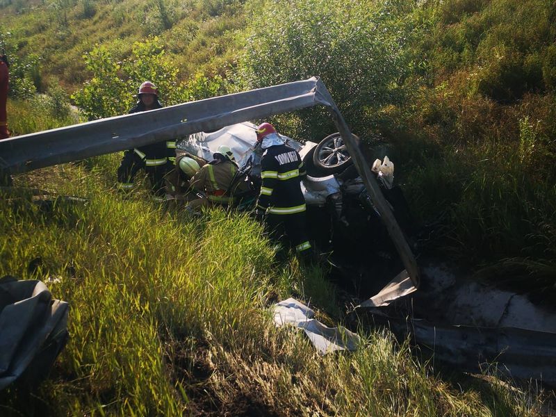Un autoturism care circula pe autostrada A3 s-a răsturnat în afara șoselei. Victimele au fost transportate la UPU Târgu Mureș