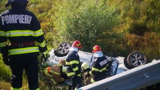 Un autoturism care circula pe autostrada A3 s-a răsturnat în afara șoselei. Victimele au fost transportate la UPU Târgu Mureș