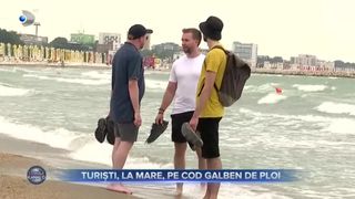 Turiști, la mare, pe cod galben de ploi