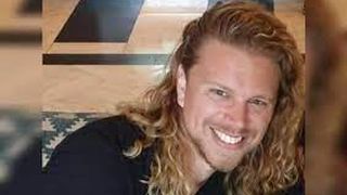 El este bărbatul care are 550 de copii în toată lumea. Femeile îl doresc pentru că seamănă cu Brad Pitt