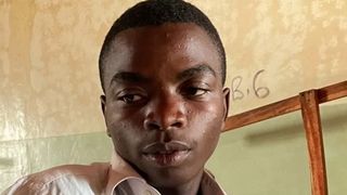 Julius s-a umplut de s&acirc;ngele colegilor săi pentru a părea mort, p&acirc;nă la plecarea ucigaşilor din campus.