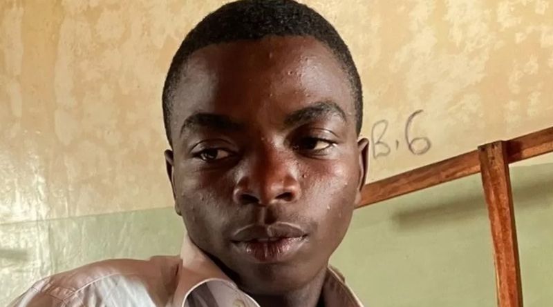 Julius s-a umplut de sângele colegilor săi pentru a părea mort, până la plecarea ucigaşilor din campus.