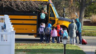 Incident dramatic! Un copil a fost uitat timp de 8 ore în autobuz