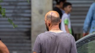 FOTO - &bdquo;Război&rdquo; pe o stradă din Milano, &icirc;ntre două clanuri de romi. S-au bătut cu mese de călcat, b&acirc;te, răngi și cuțite pe un loc de parcare