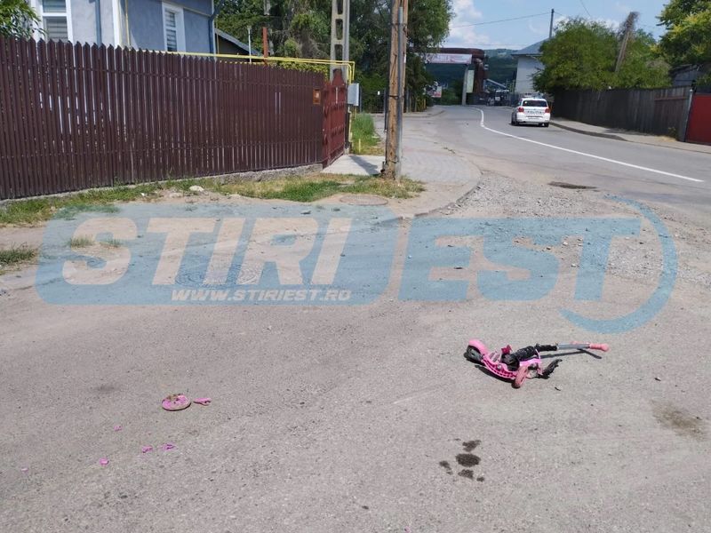 O fetiță de 6 ani a fost rănită grav după ce a fost lovită de o mașină. Șoferul a fugit de la locul accidentului