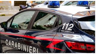 Povestea șocantă a unui italian care mergea liniștit pe stradă, când a fost atacat din senin de mai mulți oameni.