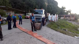 Pericol ecologic pe Dunăre. 35 de tone de petrol se &icirc;ndreaptă către țara noastră