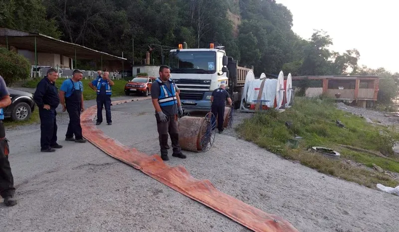 Pericol ecologic pe Dunăre. 35 de tone de petrol se îndreaptă către țara noastră