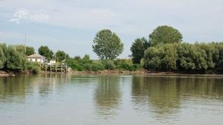 Navele nu mai pot acosta în Pătlăgeanca, Tulcea. Malul cu pontonul s-a surpat