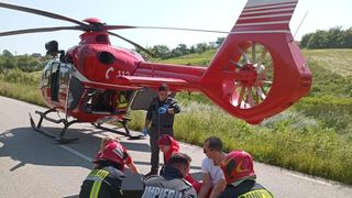 VIDEO - Accident rutier în Caraș-Severin! Două mașini s-au izbit frontal, ieșind de pe carosabil. Patru oameni au fost răniți