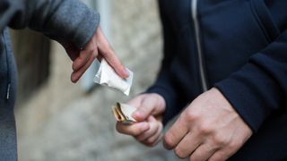 Mai mulți traficanți de droguri au ajuns în arest, după ce cantități de cocaină, cannabis și alte substanțe au fost găsite asupra lor