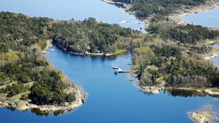 Insula din Europa unde nu ai voie cu telefonul mobil: „Cea mai fericită țară din lume”