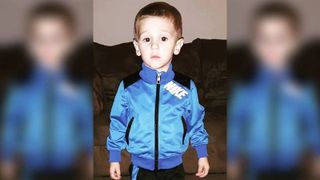 Un copil de trei ani a supraviețuit două nopți în pădure. Băiețelul spune că a fost păzit de un urs