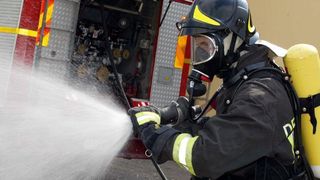 Incendiu puternic la acoperişul unui bloc din Drobeta Turnu Severin. Pompierii au intervenit