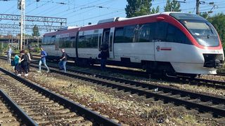 Trenul care face legătura între Aeroportul Otopeni și Gara de Nord s-a stricat. Călătorii au continuat drumul pe jos, cu bagajele printre șine