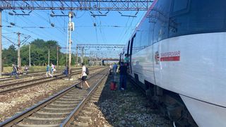 Trenul care face legătura între Aeroportul Otopeni și Gara de Nord s-a stricat. Călătorii au continuat drumul pe jos, cu bagajele printre șine