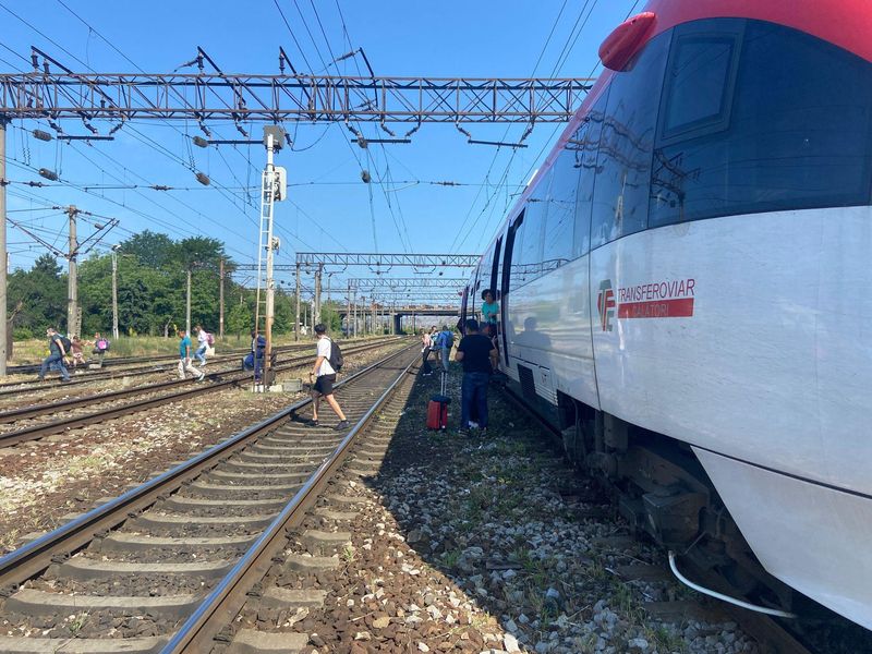 Trenul care face legătura între Aeroportul Otopeni și Gara de Nord s-a stricat. Călătorii au continuat drumul pe jos, cu bagajele printre șine