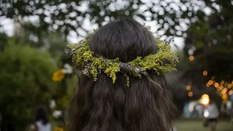 Sânziene 2023. Ce trebuie să facă fetele tinere pentru a-și visa ursitul?