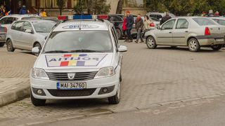 Un polițist din Cluj a fost agresat de un bărbat. Acesta a fost imobilizat şi încătuşat