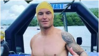 Iain Hughes, din Dudley, West Midlands, și-a &icirc;nceput tentativa pe 20 iunie dimineață, &icirc;nsoțit de o barcă de sprijin.