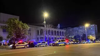 VIDEO - Bătaie cu lopeți &icirc;n centrul Constanței. Mascații au intervenit