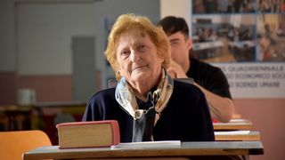 Incredibil! O femeie susține examenul de bacalaureat la vârsta de 90 de ani. Aceasta visează să ajungă învățătoare