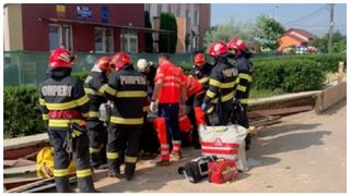 Intervenție de urgență, după ce tavanul unui imobil din Apahida s-a prăbușit peste 4 muncitori.