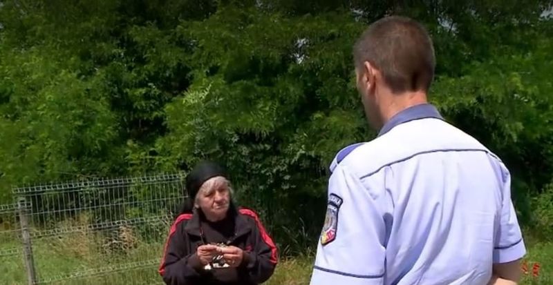 Descoperirea a fost făcută de o vecină care a intrat în casa femeii pentru a-i aduce mâncare.