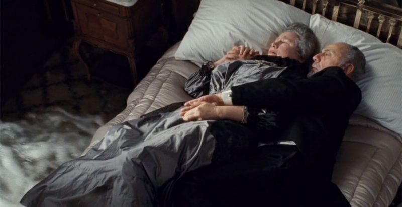 Doi oameni în vârstă care își așteaptă sfârșitul în pat