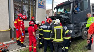 VIDEO - Accident rutier la Cristian, la intersecția spre Orlat. Șoferul mașinii nu a dat prioritate la virajul la st&acirc;nga / Un pasager, rănit grav