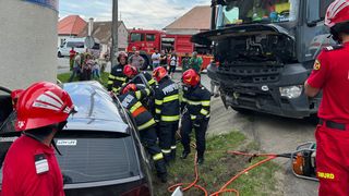 VIDEO - Accident rutier la Cristian, la intersecția spre Orlat. Șoferul mașinii nu a dat prioritate la virajul la st&acirc;nga / Un pasager, rănit grav