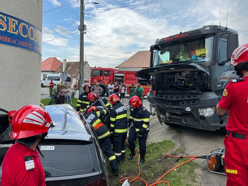 VIDEO - Accident rutier la Cristian, la intersecția spre Orlat. Șoferul mașinii nu a dat prioritate la virajul la stânga / Un pasager, rănit grav