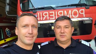 FOTO - Doi pompieri dedicați au salvat viața unei persoane, aflată &icirc;ntr-o situație de urgență. Ei se aflau &icirc;n concediu de odihnă: &bdquo;Felicitări! Suntem m&acirc;ndri de voi!&rdquo;