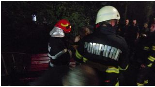 VIDEO - Zeci de persoane rănite după ce un bărbat din Vâlcea și-ar fi dat foc în garsonieră