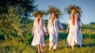 &Icirc;n această zi se adună flori de s&acirc;nziene care sunt mai apoi &icirc;mpletite &icirc;n cunune.