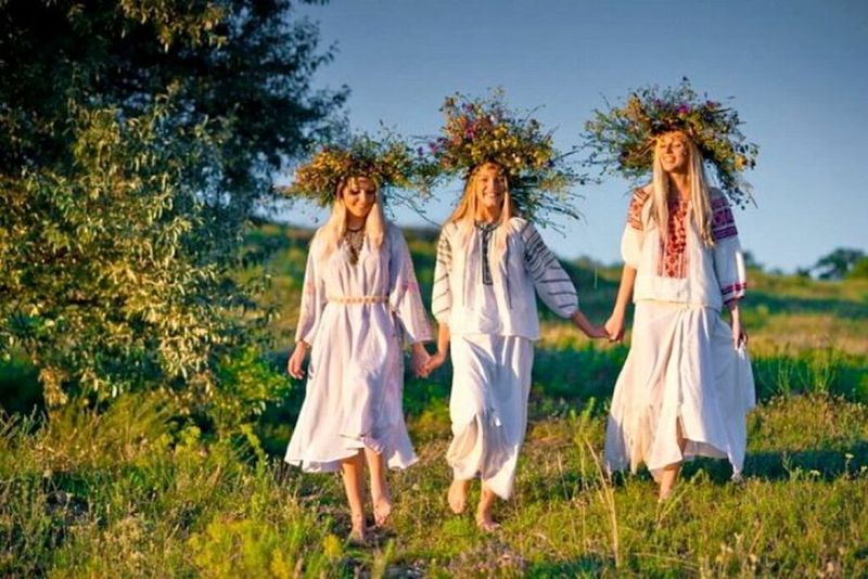 În această zi se adună flori de sânziene care sunt mai apoi împletite în cunune.