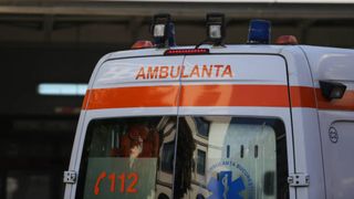 Un șofer de ambulanță a fost amendat și lăsat fără permis pentru viteză prea mare. Bărbatul se afla &icirc;n misiune