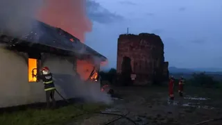 O mănăstire a luat foc, noaptea trecută, după ce a fost lovită de trăsnet