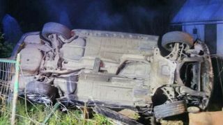 Un tânăr de 19 ani a murit, după ce s-a răsturnat cu mașina la câțiva metri de casă