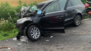 FOTO - O tânără de 19 ani a murit pe locul din dreapta, după ce două mașini s-au izbit puternic. Șoferii se află în stare gravă